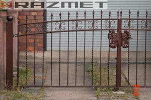 Eisentor mit Verzierung und Firmenschild "RAZMET".