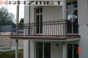 Metallgeländer an Balkon eines modernen Hauses.