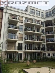 Mehrgeschossiges Wohnhaus mit Balkonen in Deutschland.
