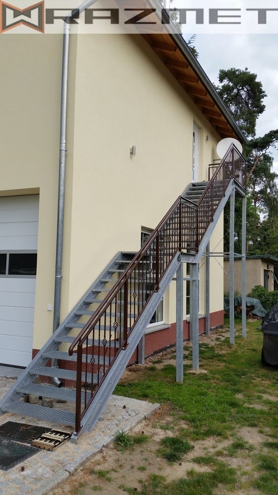 Metall-Außentreppe an einem Wohnhaus.