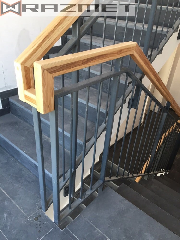Moderne Holz-Metall-Treppengeländerkonstruktion.