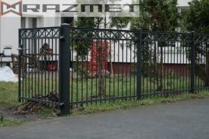 Schmiedeeisernes Tor vor einem Privathaus.