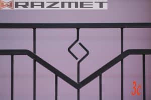Metallgeländer mit Logo "RAZMET" und Hausnummer "3c".
