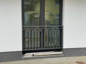 Fenster mit Gitter und Fensterbank in einem Gebäude