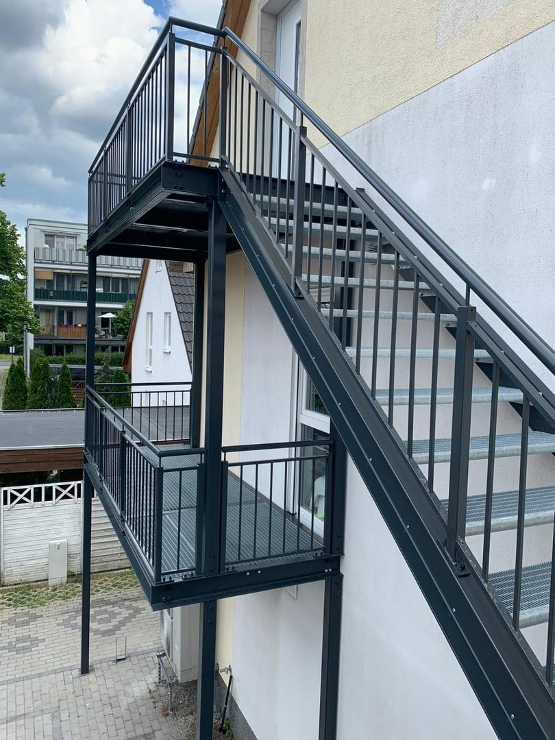 Außentreppe aus Metall an einem Gebäude